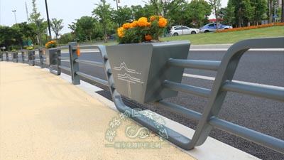 森格物不銹鋼鍍鋅板公路護欄花箱