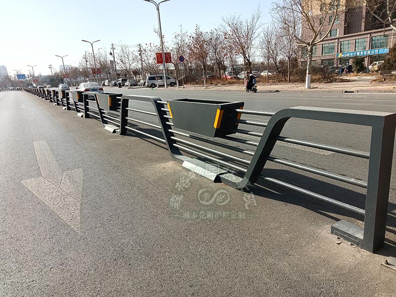 廣西花箱案例：山東德州中央隔離船型花箱護欄案例