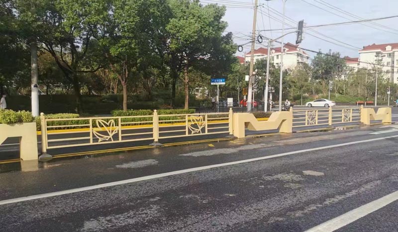 道路護(hù)欄花箱安裝需要注意哪些事項 ？