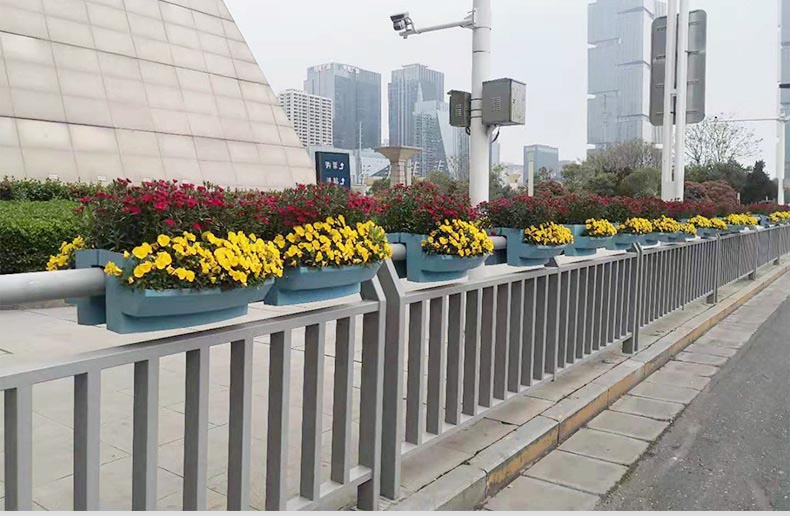 老舊道路護(hù)欄如何升級成景觀花箱護(hù)欄：馬鞍PP花盆