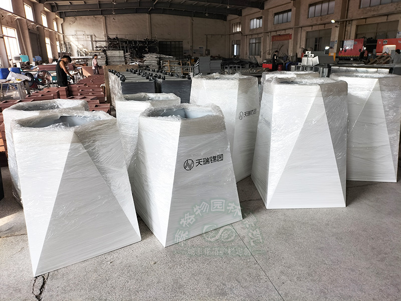 不銹鋼花箱的作用與美感