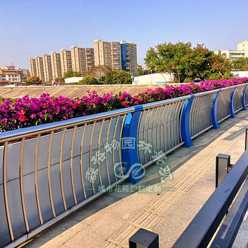 城市橋梁護欄外側落地