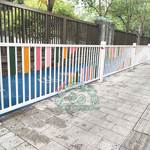 學(xué)校彩色金屬隔離安全護(hù)欄