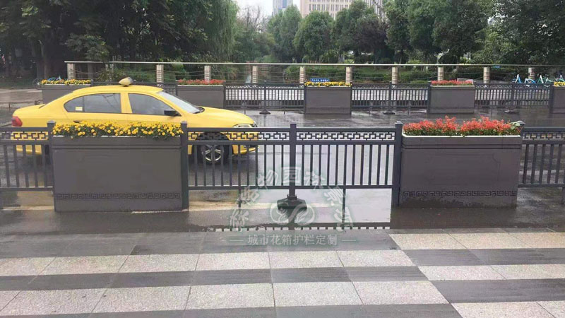 南京建鄴區PVC道路花箱案例