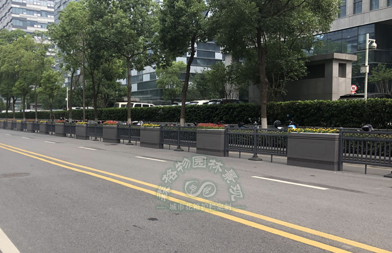 南京建鄴區PVC道路花箱案例