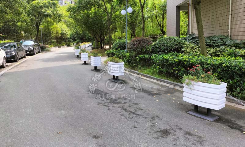 嘉興老舊小區道路花箱機非隔離案例