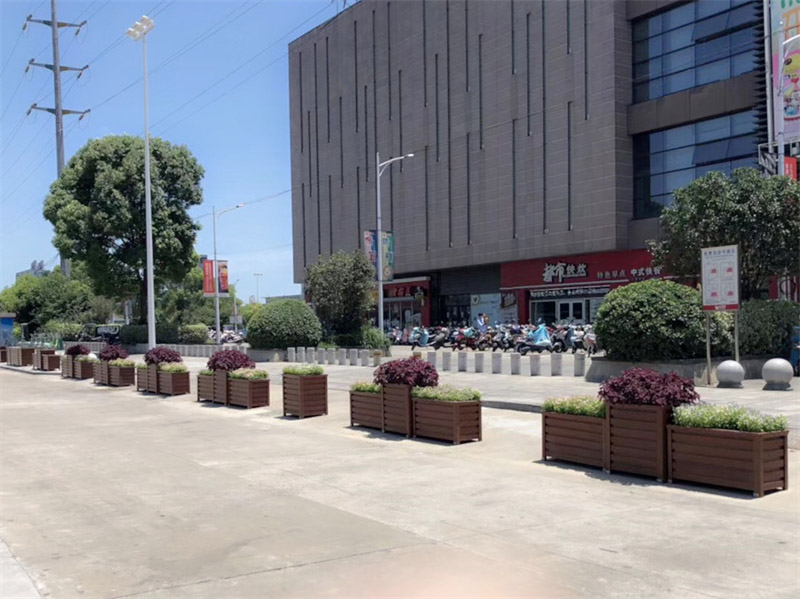 嘉興景觀花箱廠家在花箱維護中的作用 