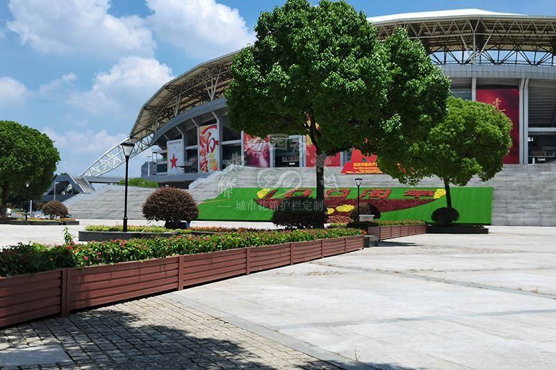 道路上的隔離花箱護(hù)欄有哪些款式？