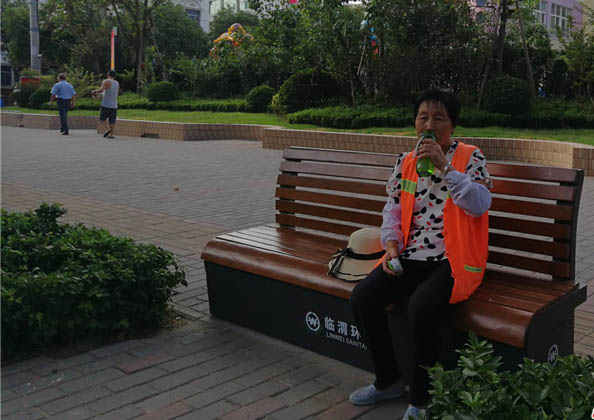 既是休息凳,又是儲物柜,為環衛工量身打造的多功能工具箱 既是休息凳,又是儲物柜,為環衛工量身打造的多功能工具箱